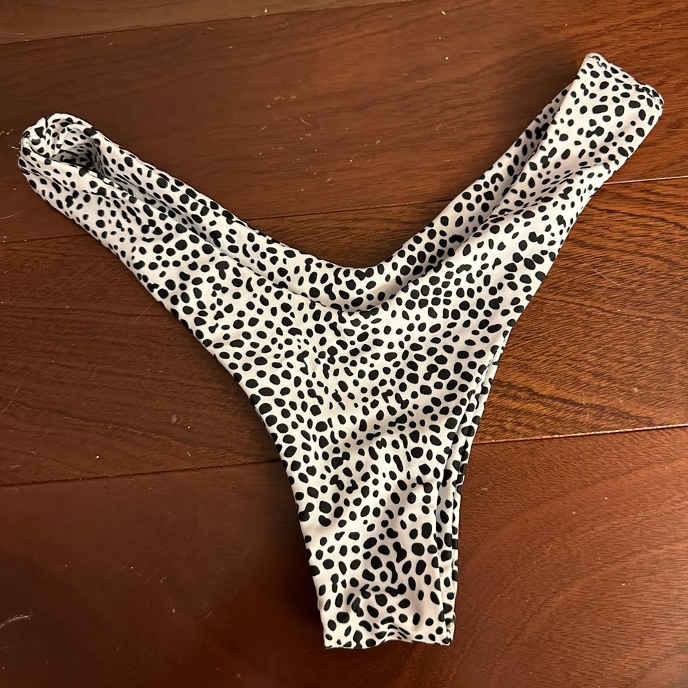 💕3 for $8💕 Zaful Cheeky Swimsuit Bottoms size S Black & White